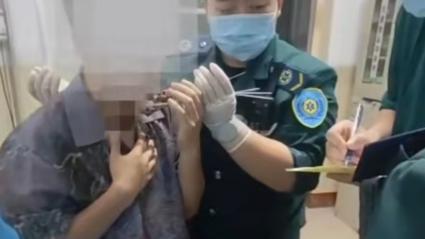 新澳门精准免费大全和脖子被扎多根烧烤签与被烧烤签子扎出血了